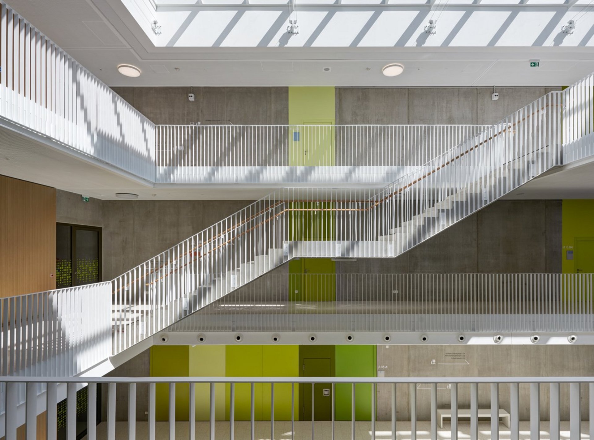 Treppen in modernem Gebäude