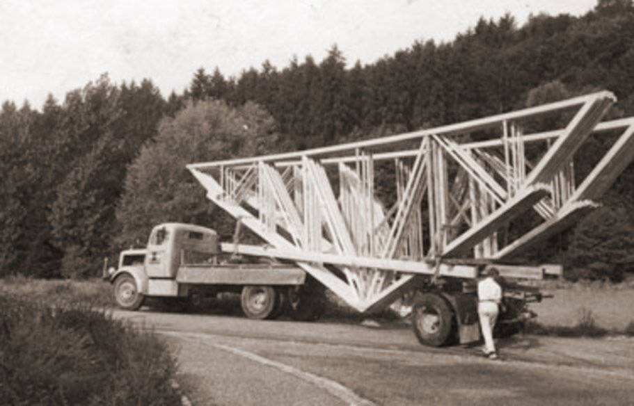 LKW mit Holzkonstruktion-Beladung